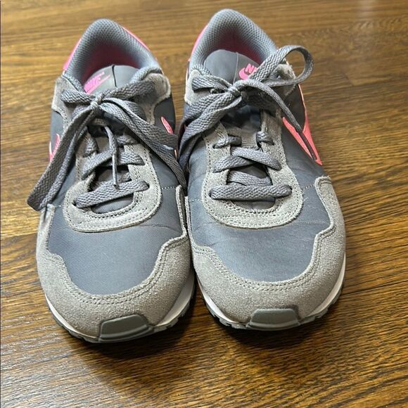 Nike Girls Gray and Pink Sneakers - Picture 2 of 6